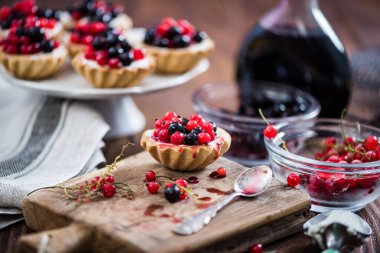 Süzme peynir ile siyah ve kırmızı Frenk üzümü tart yapma