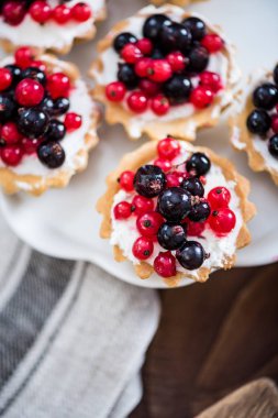 Ahşap masa üzerinde ev yapımı Frenk üzümü tart pasta