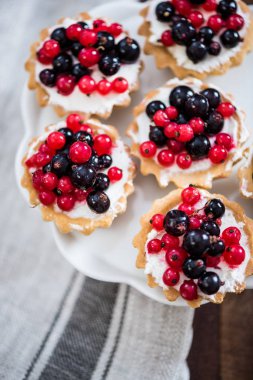 Ahşap masa üzerinde ev yapımı Frenk üzümü tart pasta