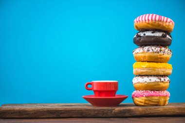 Bir kahve ve çörek yığını