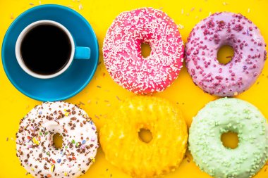 Parlak renkli çörek ve kahve