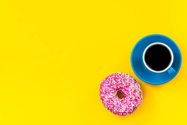 Kahve ve donut parlak zemin üzerine