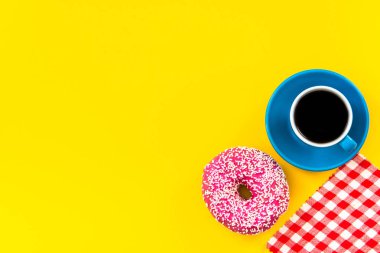 Kahve ve donut parlak zemin üzerine