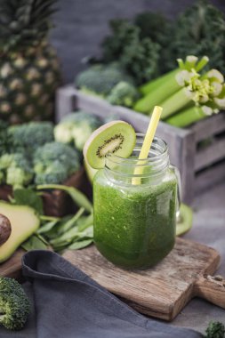 Ev yapımı yeşil sebze Detoks güler yüzlü