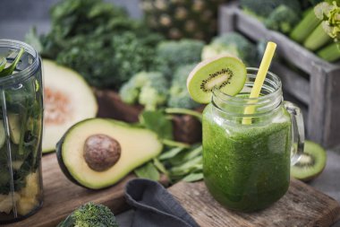 Avokado, kivi, ananas ve ıspanak güler yüzlü