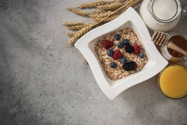 Mükemmel sağlıklı kahvaltı malzemelerin taş kayrak üzerine