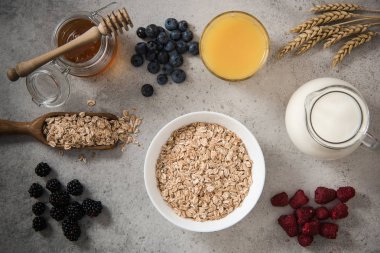 Maddeler üzerinde sağlıklı kahvaltı diyet için kayrak taş