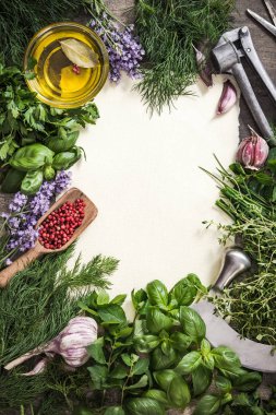 Taze ot ve baharat ile tarifi kopya alanı, üstten görünüm