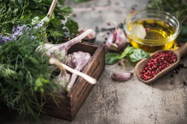 Taze ot ve baharat ahşap kutusunda
