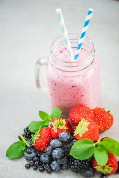 Świeże, domowe berry smoothie — Zdjęcie stockowe