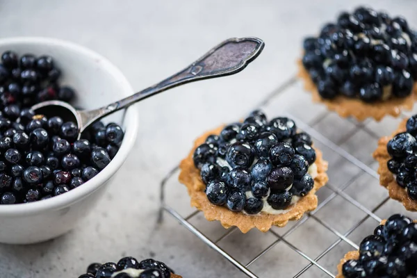 Tarte aux myrtilles sur ardoise béton — Photo