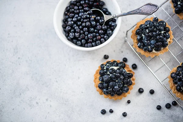 Remplir la tarte aux myrtilles de fruits frais — Photo