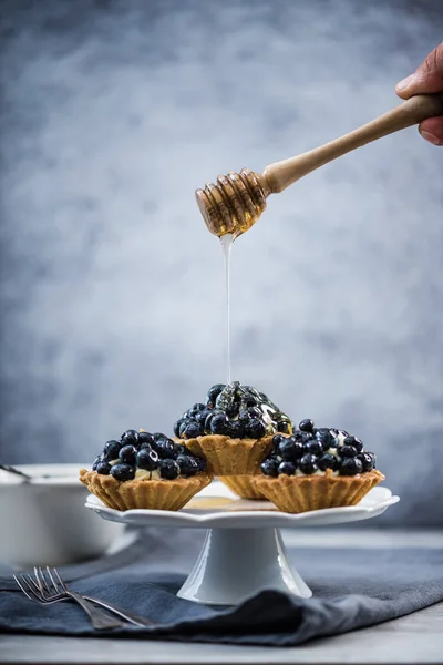 Plongée miel sur tarte aux myrtilles mini tarte — Photo