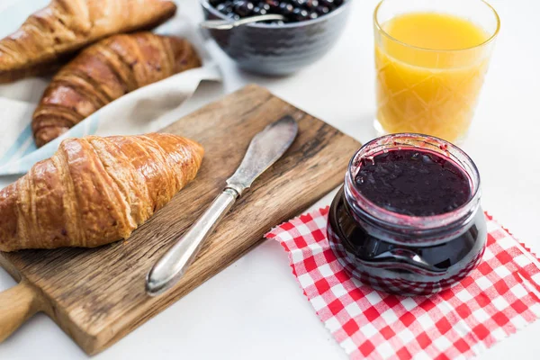 Yaban mersini marmelade ile taze kruvasan