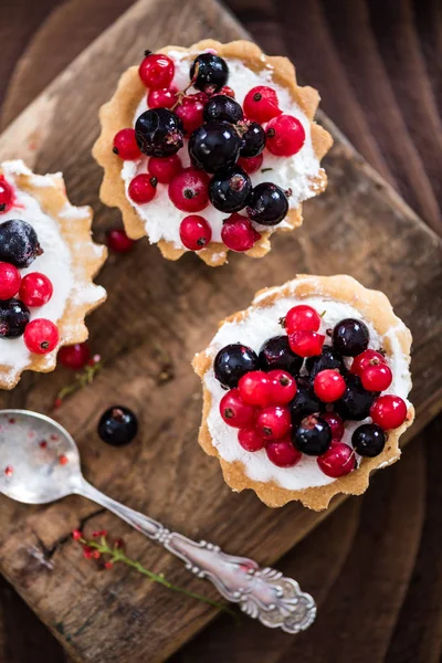 Frenk üzümü meyve tart, ek yükü yaz.