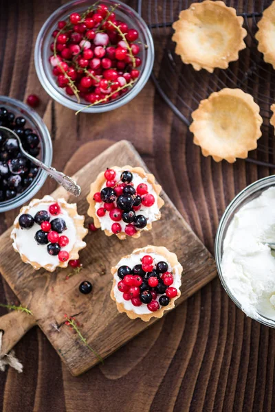 Verano frutas de grosella tarta, gastos generales . — Foto de Stock