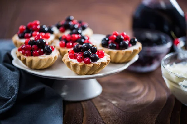 Ahşap masa üzerinde ev yapımı Frenk üzümü tart pasta