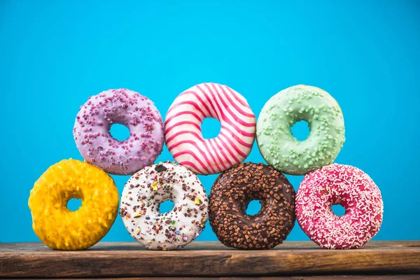 Pirámide vibrante colorida de los donuts — Foto de Stock