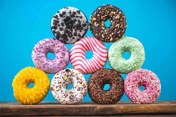 Pirámide vibrante colorida de los donuts — Foto de Stock