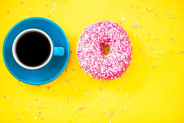 Donut esmaltado colorido y taza de café — Foto de Stock