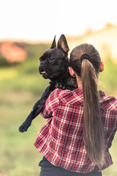 Genç kadın cuddle ile Fransız Bulldog köpek yavrusu