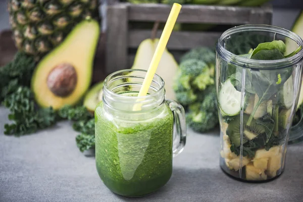 Grüner Smoothie mit Zutaten im Mixer — Stockfoto