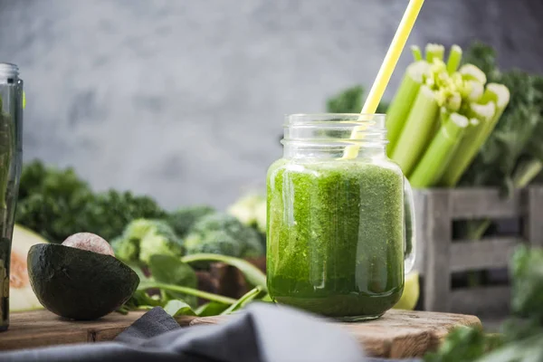 Hausgemachter grüner Gemüse-Detox-Smoothie — Stockfoto