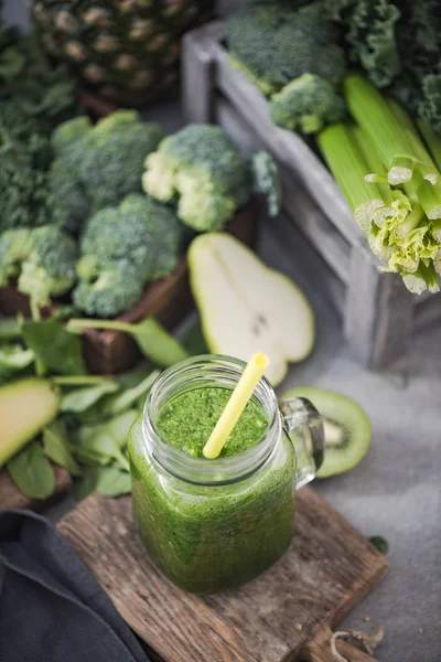 Refrescante batido verde, bienestar y alimentación saludable — Foto de Stock