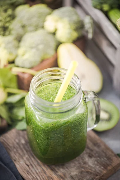 Avocado, Kiwi, Ananas und Spinat Smoothie — Stockfoto