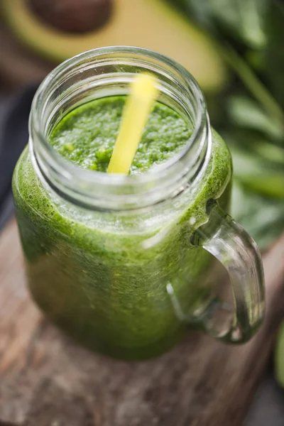 Erfrischender grüner Smoothie, Wohlbefinden und gesunde Ernährung — Stockfoto