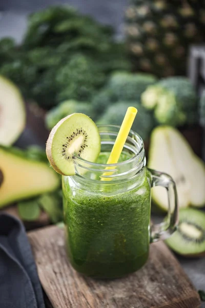 Refrescante batido verde, bienestar y alimentación saludable — Foto de Stock