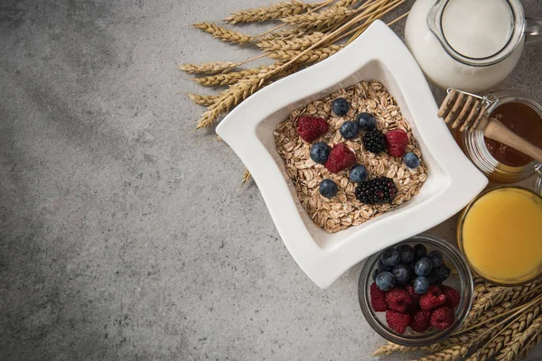 Mükemmel sağlıklı kahvaltı malzemelerin taş kayrak üzerine