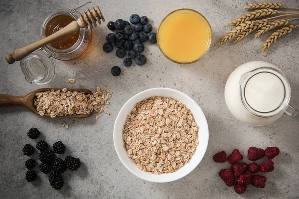 Maddeler üzerinde sağlıklı kahvaltı diyet için kayrak taş