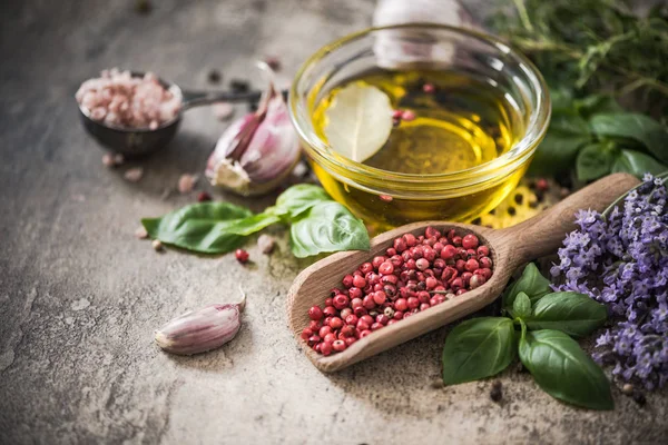 Ervas aromáticas frescas, azeite e especiarias — Fotografia de Stock