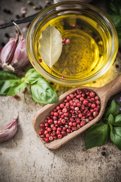Čerstvé bylinky, olivový olej a koření — Stock fotografie