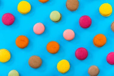 Canlı desen, parlak zemin üzerine macaroons