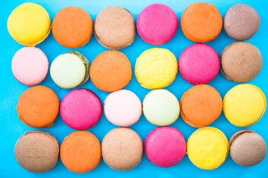 Renkli acıbadem kurabiyesi kurabiye, düz yatıyordu