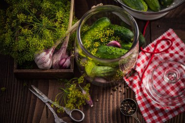 Ahşap masa üzerinde salatalık turşusu için malzemeler