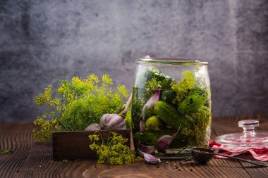 Kış turşu için salatalık ile kavanoz doldurma