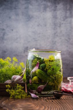 Salatalık turşusu ve turşusu ile Cam Kavanoz