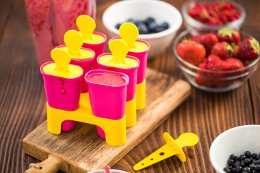 Berry meyve çubuklu dondurmayı evde yapma