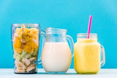 Tropik smoothie evde karıştırma yapma