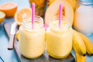 Canlı ve sağlıklı tropik meyve yüzlü