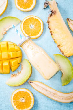 Düz yatıyordu tropik smoothie, diyet kavramı