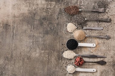 Superfood kaşık taş üzerinde arka plan kayrak