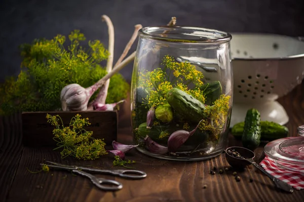 Ingredienser för inlagd gurka på träbord — Stockfoto