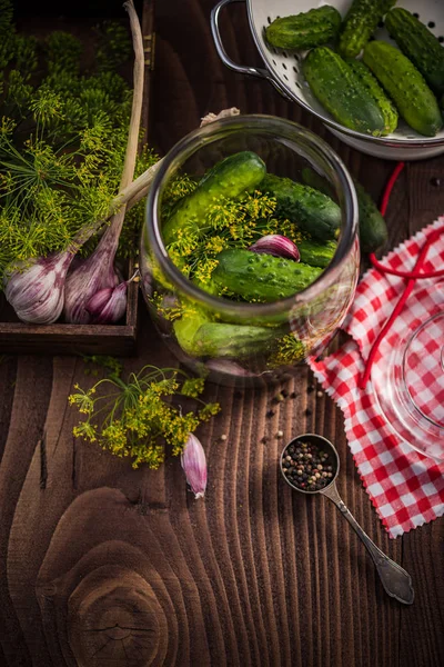 Ahşap masa üzerinde salatalık turşusu için malzemeler — Stok fotoğraf