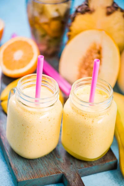 VIbrant and healthy tropical fruit smoothie — Stock Photo, Image