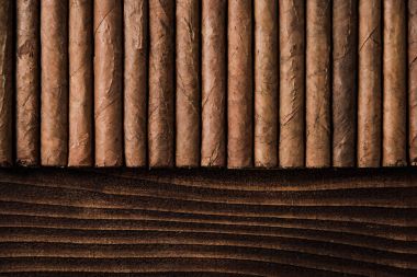 Ahşap masa üzerinde Küba purosu kapat