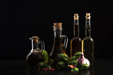 Mutfak baharat ve otlar koyu arka plan üzerinde